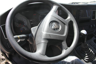 【下车驾驶室】欧曼新ETX驾驶室，配CD音响，可调式座椅、方向盘，大视野后视镜，标配暖风和单冷空调，电动窗。