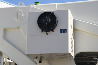 【上车空调】标配冷暖空调，回转与上车空调液压系统分别用两泵作为动力源，两系统互不干扰，解决夏天回转与空调互相影响的缺点。