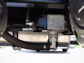【双联液压泵】动力源使用的是双联液压泵，实现复合动作效果好，工作效率高。