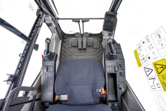 【驾驶室】1、沃尔沃E系列驾驶室，较D系列驾驶室舒适性进一步提升。 
2、驾驶员可以享受低噪音、低振动的驾驶室内部环境，而且还有人体工程学控制器、悬浮式座椅、高级空调系统和蓝牙等配置。
3、驾驶员在工作时会更加愉快、更机敏，效率也会更高。