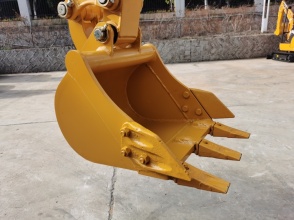 【大容量铲斗】铲斗的斗容达0.06m³，吊装重量达1670kg。