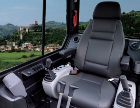 【安全驾驶室】符合世界标准（TOPS /ROPS ）的安全驾驶室，保护机手安全。航空式豪华座椅，抗疲劳，带给您更舒适的驾驶体验。