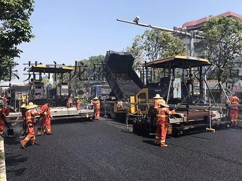 出租路面养护车：惠州沥青路面建设公司-龙门沥青道路摊铺价格