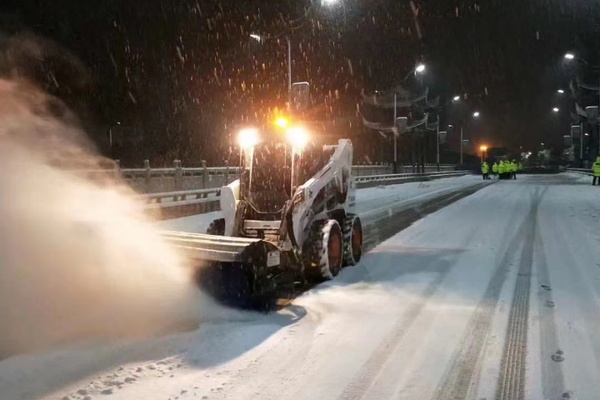 进口品牌山猫扫雪机，滑移装载机，清雪机，小型装载机，四驱小铲车